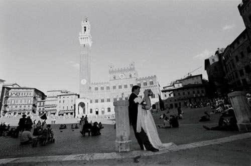 Photo of a wedding in Siena, a couple getting married, in Piazza del Campo