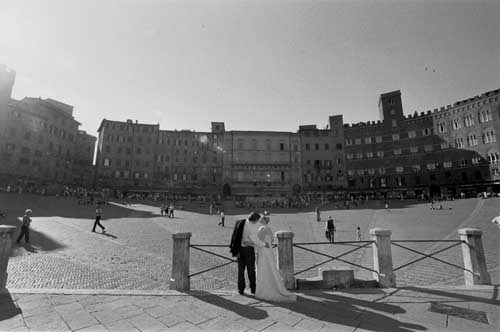 The Bride and Groom about to kiss in Piazza del Campo (Siena- Tuscany) - Piazza del campo with a view on a sunny day