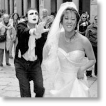 wedding in florence, a funny situation in Uffizi square, florence italy