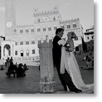 wedding photos tuscany: a couple in Piazza del Campo in Siena, Tuscany - Italy