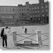 weddings in siena, photos of Piazza del Campo with a view (siena - tuscany - italy)