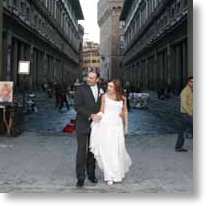 a wedding in florence,  a couple at the Uffizi gallery florence